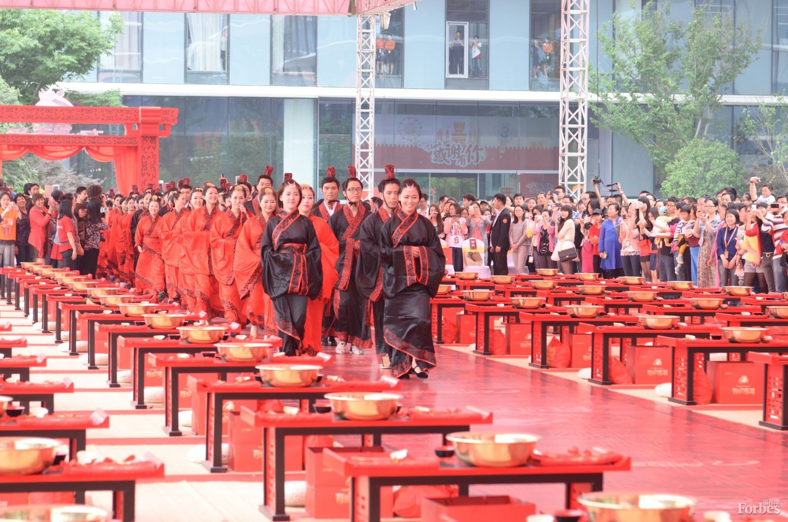 5月9日，阿里巴巴在杭州為102對新人舉行了集體婚禮，其中大部分為該公司員工。