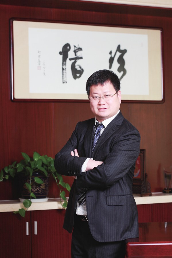 9年前，鄒承慧站在江陰華士鎮(zhèn)華西村的一間荒廢車(chē)間門(mén)口，帶著13名員工，前途充滿未知。9年后，鄒承慧率領(lǐng)下的愛(ài)康資產(chǎn)已超百億，創(chuàng)造了一系列的全國(guó)乃至世界之最—太陽(yáng)能鋁邊框產(chǎn)品占全球市場(chǎng)份額20%，居世界第一，光伏安裝支架系統(tǒng)產(chǎn)品占全國(guó)市場(chǎng)份額15%，居全國(guó)行業(yè)第一。光伏發(fā)電規(guī)模居全國(guó)非公有制企業(yè)發(fā)電前列。