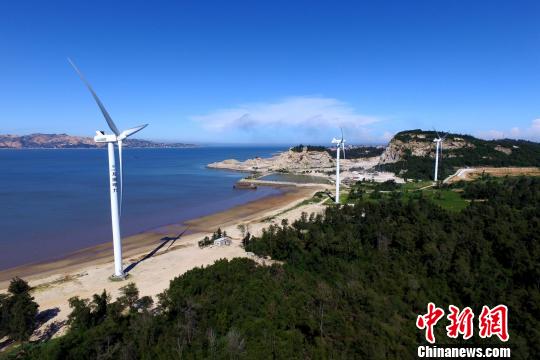 沿海灘而建的風(fēng)力發(fā)電機(jī)?！⊥鯑|明 攝
