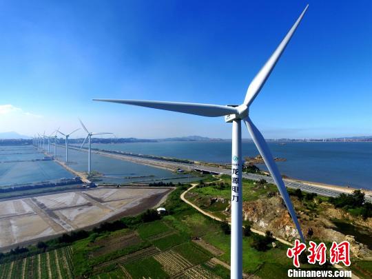 正在運(yùn)行中的風(fēng)力發(fā)電機(jī)。　王東明 攝