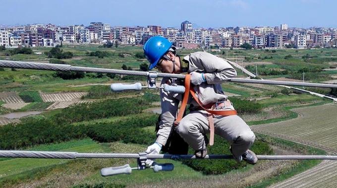 高空作業(yè)線路體檢 確?？煽抗╇? /></a>
				<span>高空作業(yè)線路體檢 確?？煽抗╇?/span>
			</li>
			<li>
				<a href=