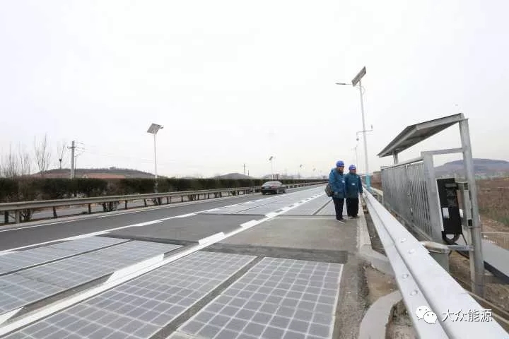 漲知識(shí)！高速公路上汽車怎么邊跑邊？