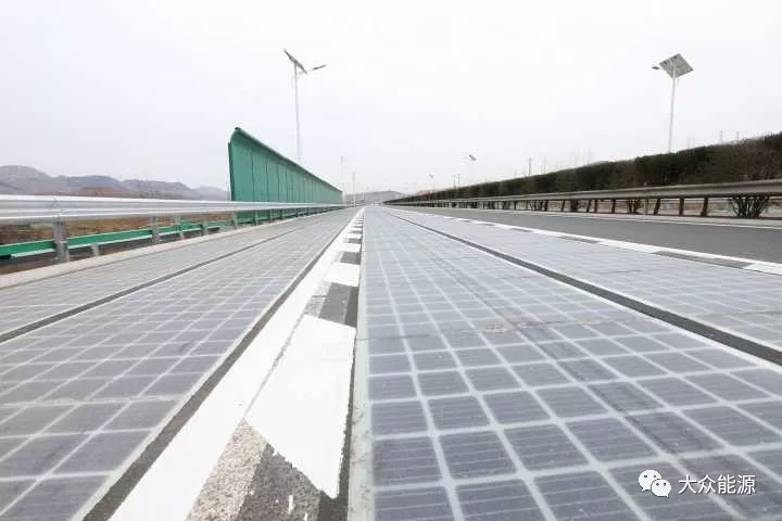 漲知識(shí)！高速公路上汽車怎么邊跑邊？