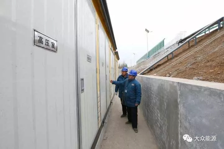 漲知識(shí)！高速公路上汽車怎么邊跑邊？