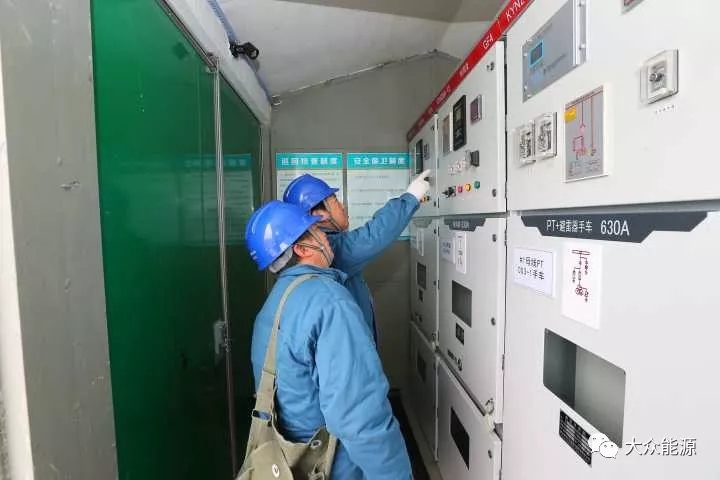 漲知識(shí)！高速公路上汽車怎么邊跑邊？