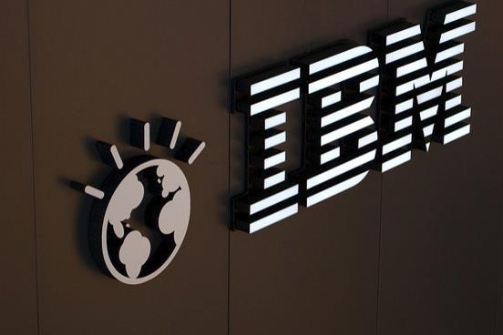 在云計(jì)算與大型機(jī)銷售的帶動(dòng)下，IBM實(shí)現(xiàn)六年來(lái)的首次營(yíng)收增長(zhǎng)