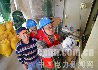 中國電力新聞網(wǎng)訊 通訊員 毛強 報道 近日，湖北武漢漢南區(qū)供電公司員工主動放棄假期休息時間，來到農(nóng)村養(yǎng)殖戶家中，為其檢修飼料加工設備，服務農(nóng)村群眾增收致富。