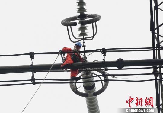 圖為電力工人在70多米高空作業(yè)，為特高壓復(fù)奉線重慶段進(jìn)行八年來(lái)首次大修?！≈芤?攝