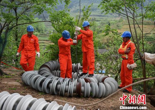 圖為電力工人首次在特高壓復(fù)奉線重慶段開(kāi)展整串絕緣子串更換工作?！≈芤?攝