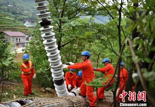 圖為電力工人首次在特高壓復(fù)奉線重慶段開(kāi)展整串絕緣子串更換工作?！≈芤?攝