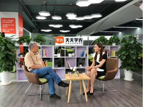 響應(yīng)總理號(hào)召，天天學(xué)農(nóng)用手機(jī)“新農(nóng)具”助力鄉(xiāng)村振興