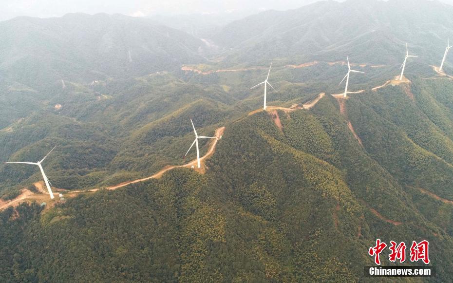 航拍江西泰和高山風(fēng)電項目 風(fēng)機矗立山脈如巨型"風(fēng)車"