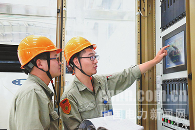 近日，國電哈密煤電開發(fā)有限公司在2號(hào)機(jī)組檢修期間，開展了“C修微課堂”崗位練兵活動(dòng)，助力青工成長成才，掀起了“學(xué)技術(shù)、提素質(zhì)”的熱潮。圖為該公司電氣二次班勵(lì)磁專工在講解勵(lì)磁小電流試驗(yàn)原理。