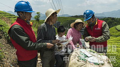 近日，湖北鶴峰供電公司走馬供電所員工開展安全用電知識宣傳活動，將安全用電知識送到木耳山茶葉采摘現(xiàn)場。