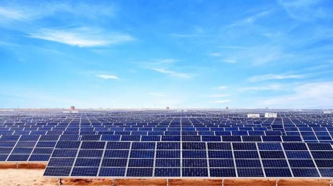 非洲最大光伏項目★  阿爾及利亞光伏電站★  1月18日，阿爾及利亞233兆瓦光伏電站項目最后一個電站——巴特納站成功并網(wǎng)發(fā)電。至此，該國首個大規(guī)模光伏電站全部并網(wǎng)發(fā)電。