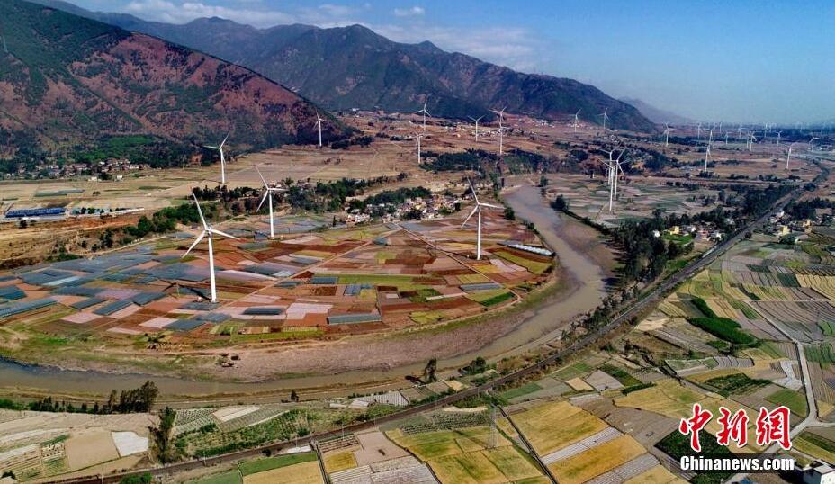 4月8日，四川德昌縣安寧河峽谷200余座風電，與成昆鐵路、京昆高速公路、田園和大山相融，成為一道靚麗的風景。