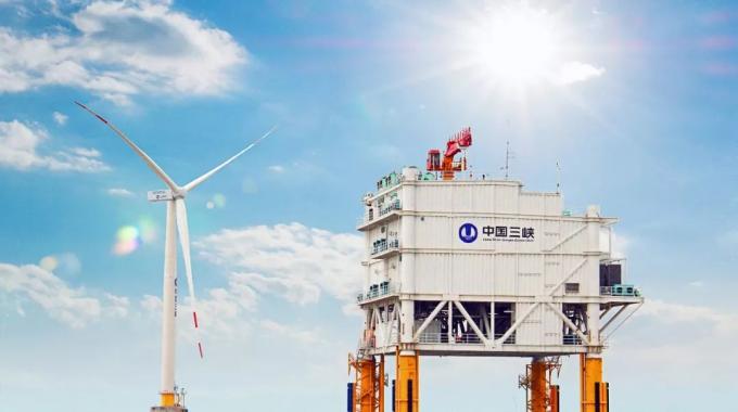 目前，即使是建設(shè)中的距岸45千米的江蘇大豐海上風電場，仍然計劃使用連接簡單、成本較低的高壓交流電向陸上供電。但隨著大規(guī)模深遠海風電的開發(fā)，交流輸電便會受到輸送距離的限制，直流輸電將成為海上風電遠距離送出的發(fā)展方向，特別是可自動調(diào)整電壓、頻率、功率的柔性高壓直流（VSC-HVDC）將具備經(jīng)濟優(yōu)勢。