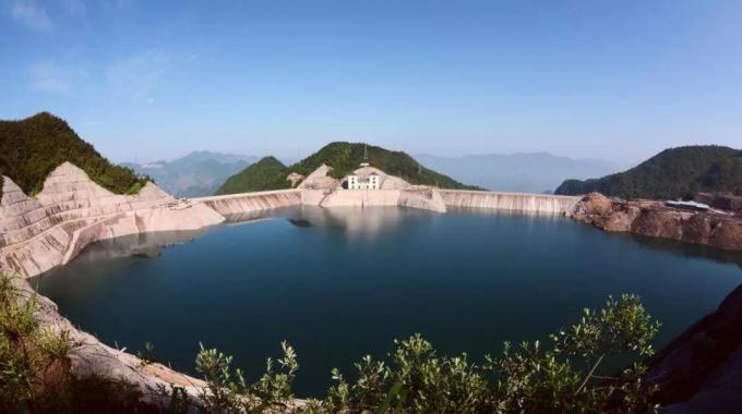 浙江仙居抽水蓄能電站（建成）  仙居抽水蓄能電站位于浙江仙居縣，極大節(jié)省了系統(tǒng)電源建設(shè)投資，據(jù)2015年水平系統(tǒng)運行模擬計算，電站使系統(tǒng)火電綜合調(diào)峰幅度降低2.44%，節(jié)約系統(tǒng)標準煤耗15.48萬噸。
