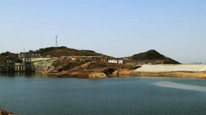 湖北白蓮河抽水蓄能電站（建成）  湖北白蓮河抽水蓄能電站位于黃岡市羅田縣，它擔(dān)負著調(diào)峰、填谷、調(diào)頻、調(diào)相和事故備用等任務(wù)，對湖北乃至華中電網(wǎng)安全、經(jīng)濟、穩(wěn)定有巨大作用。