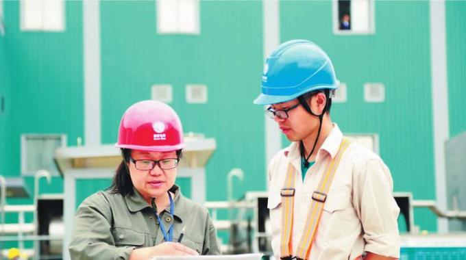  　　堅守者：陳文強  　　堅守崗位：直流檢修員  　　堅守年限：5年  　　國慶假期將近，浙江電力檢修公司的陳文強站在±800千伏紹興換流站換流變廣場。這里正在進(jìn)行2018年年度檢修。