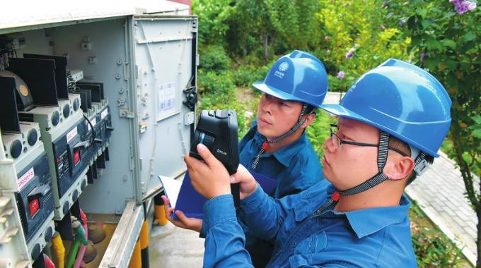  　　堅守者：王海林、張鑫  　　堅守崗位：營業(yè)配電員  　　堅守年限：7年  　　國慶來臨，山東淄博供電公司石橋供電所的王海林和張鑫像往常一樣，整理巡線用的裝備，戴好安全帽、掛上望遠(yuǎn)鏡，一天的設(shè)備巡視工作就這樣開始了。