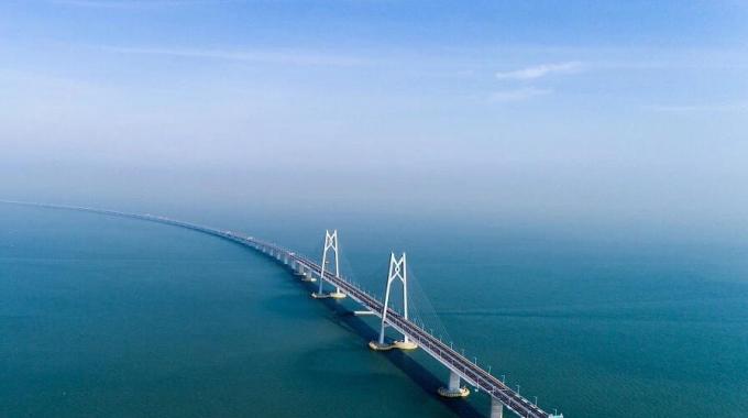 它的建成通車(chē)，使得香港到珠海、澳門(mén)的車(chē)程從原來(lái)的3小時(shí)縮短到了45分鐘，珠港澳地區(qū)終于也實(shí)現(xiàn)了“一小時(shí)生活圈”。