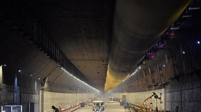  廣東電網(wǎng)公司承擔(dān)著對(duì)人工島及港珠澳大橋本體工程的供電任務(wù)，同時(shí)為粵港澳三地的綜合運(yùn)輸體系和高速路網(wǎng)提供電力保證。早在港珠澳大橋于2009年12月15日正式動(dòng)工以來(lái)，廣東電網(wǎng)公司珠海供電局便成立了港珠澳大橋供電專項(xiàng)服務(wù)小組，9年間一直跟隨建設(shè)進(jìn)度及時(shí)滿足各項(xiàng)用電需求。
