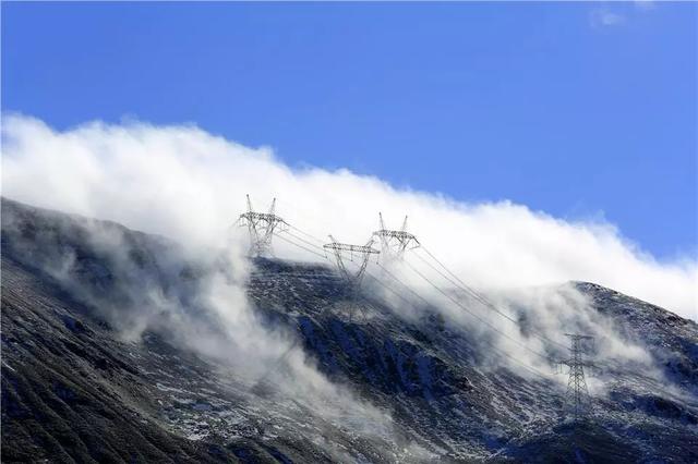 極限挑戰(zhàn)！這條“電力天路”正式投入運(yùn)營
