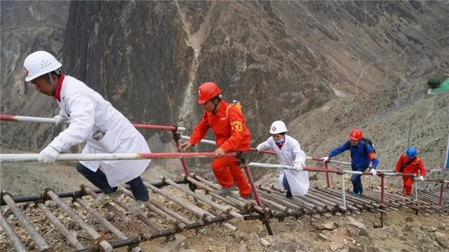 極限挑戰(zhàn)！這條“電力天路”正式投入運(yùn)營